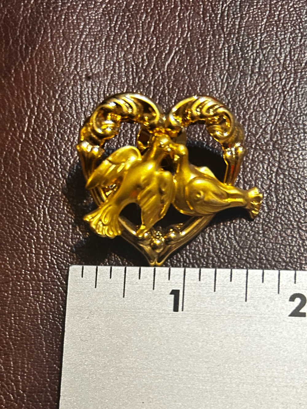 VINTAGE ESTATE GOLD TONE LOVE BIRD HEART 1 3/8" PIN